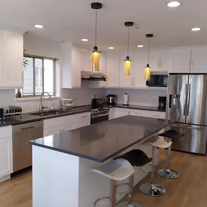 Convenient To Attractions & Close To Airport , Vancouver Canada